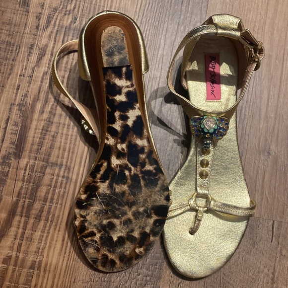 Betsey Johnson Gold Sandals with Jeweled Elephant 9M - Picture 3 of 4